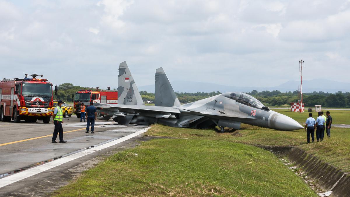 Rem Bermasalah, Sukhoi Su-30MK2 TNI AU Keluar 30 Meter dari Runway Hasanuddin